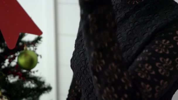 Belle Femme Pose Près Arbre Noël — Video