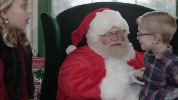 Familia Joven Está Visitando Santa Claus — Vídeo de stock