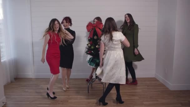 一群年轻女子在圣诞树周围跳舞 — 图库视频影像