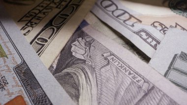 100 dolarlık banknotların makro yığını.