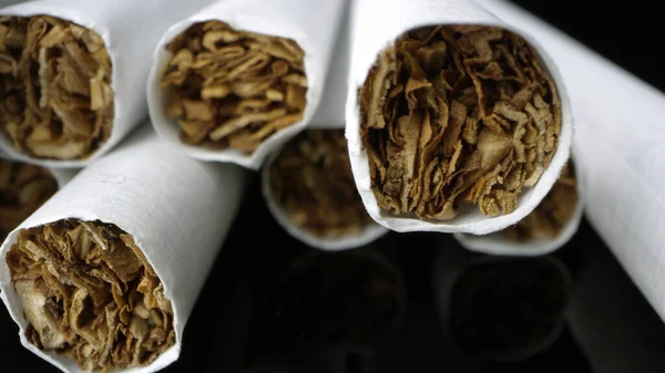 Zblízka Cigarety Prohlíží Tabák Reflexní Černé Desce Stolu — Stock fotografie