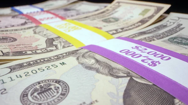 En düşük değerden en yüksek değere kadar destelere sarılmış para.