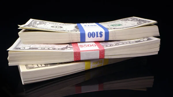 Siyah yüzeye yığılmış 1, 5 ve 10 dolarlık banknotlar..