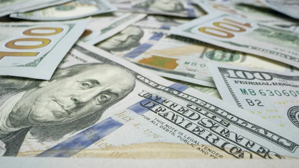 Egy Halom 100 Dolláros Bankjegy Asztal Tetején Szétszórva — Stock Fotó