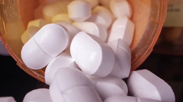 Reçeteli ilaçlar şişeden dökülmüş, yakından bakıyorlar..