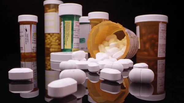 Συνταγογραφούμενα Φάρμακα Και Οπιοειδή Στην Κορυφή Του Τραπεζιού Φωτογραφία Αρχείου