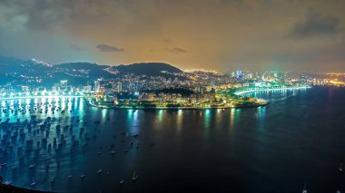 Şehrin ışıkları parlarken Rio de Janeiro 'nun gece manzarası