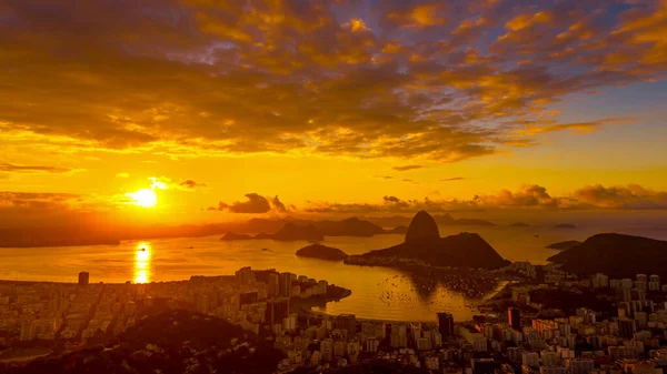 Rio de Janeiro 'da renkli gündoğumu Brezilya' daki körfeze ve Sugarloaf Dağı 'na bakıyor..