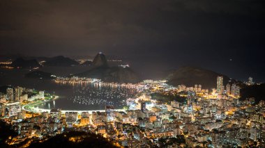 Rio de Janeiro 'daki gece manzarası körfeze ve Sugarloaf Dağı' na bakıyor..