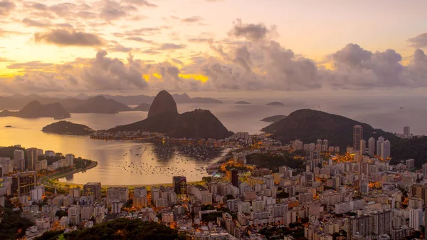 Auringonnousu Rio Janeiron Yllä Brasilian Lahden Sugarloaf Vuoren Yläpuolella — kuvapankkivalokuva