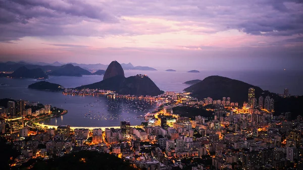 Rio Janeiron Kaupunkimaisema Katselee Lahtea Sugarloaf Vuorta Valot Päällä — kuvapankkivalokuva