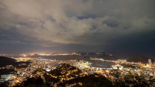 湾とシュガーローフ山を眺めながらリオデジャネイロの夜景を一望できます — ストック写真