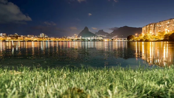 Rio Janeiron Taivaanrantaan Yöllä Heijastaa Vedessä Päin Sugarloaf Mountain — kuvapankkivalokuva