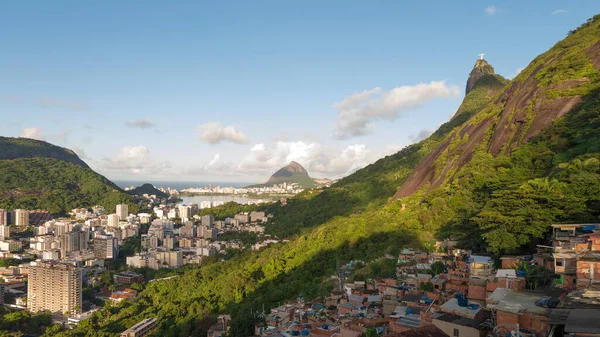 Näkymä Rioon Kukkuloilta Kaupungin Takaa Cristo Redentor Näkyy Vuorella — kuvapankkivalokuva