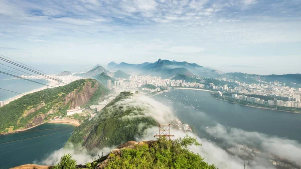 Sugarloaf Dağı 'ndan düşük sisli bulutlarla Rio de Janeiro manzarası.
