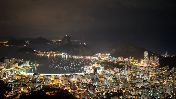 ジャネイロの夜景は湾とシュガーローフ山を見て街が輝く — ストック写真