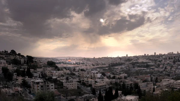 Şehrin manzarası ve güneş ışığı İsrail 'deki Byu Kudüs merkezinden geliyor..