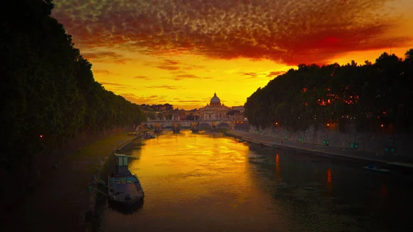 Vibrant Sunset Vatican City Looking Tevere River Sky Red Orange — kuvapankkivalokuva