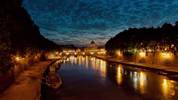Vatican City Looking Tevere River Sky Blue Green Dusk — kuvapankkivalokuva