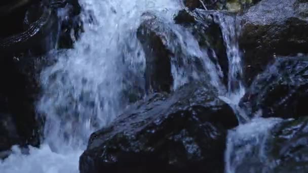Close Água Que Flui Sobre Rochas Rio Lentamente Panning — Vídeo de Stock
