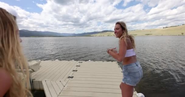 Молодая Женщина Машет Другой Следовать Бегут Прыгать Причала Озеро Летних — стоковое видео
