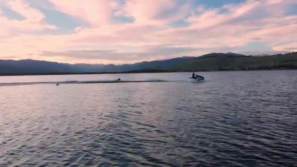 Volare Sul Lago Seguito Una Moto Acqua Tirando Persona Dietro — Video Stock