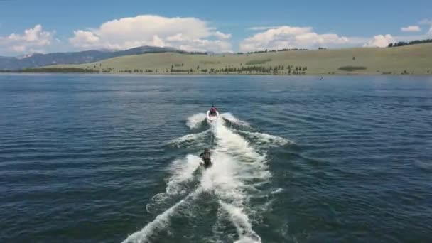 Seguito Una Moto Acqua Con Drone Tirare Persona Attraverso Lago — Video Stock