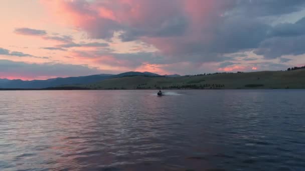 Luchtfoto Uitzicht Meer Tijdens Kleurrijke Zonsondergang Als Een Vaartuig Zweept — Stockvideo