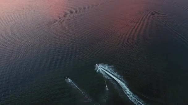 Vista Aérea Una Embarcación Lago Que Refleja Colorido Atardecer Mientras — Vídeo de stock