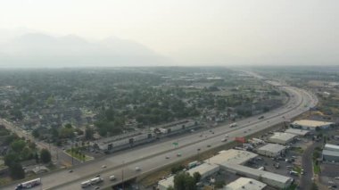 Utah İlçesi üzerindeki Kaliforniya yangınının hava görüntüsü Orem 'deki I-15 trafiğini gösteriyor..
