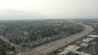 Utah Vadisi 'nde I-15 boyunca uçan hava manzarası Kaliforniya' dan çıkan yangınlar sırasında dumanlı gökyüzü..