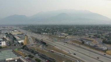 Utah 'ta I-15 karayolu üzerindeki Orem Center Caddesi çıkışında orman yangını sezonunda gökyüzünde dumanla uçuyor..