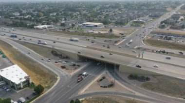 I-15 'teki Orem Center Caddesi çıkışının hava görüntüsü kavşakta trafik var..