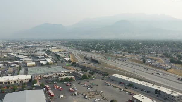 Vista Aérea Girando Sobre Área Industrial Junto Autopista Con Cielos — Vídeos de Stock