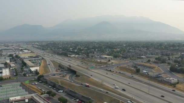 Volando Sobre Salida Orem Center Street Utah Con Humo Cielo — Vídeos de Stock