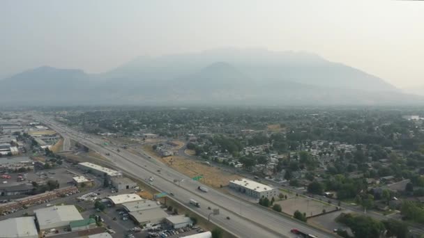 Légi Felvétel Autópályáról Utah Megyében Füstös Égbolttal Timpanogos Hegy Felé — Stock videók