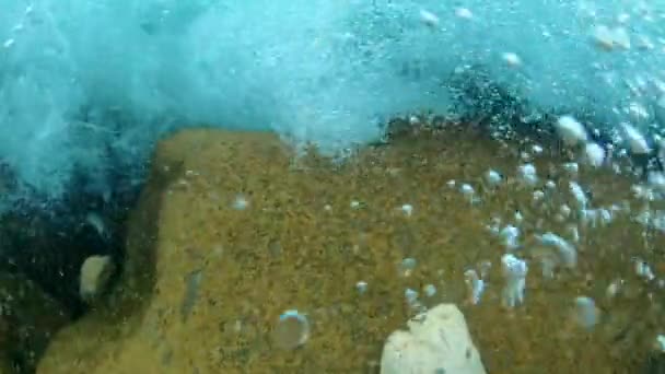 Onderwater Zicht Bubbels Rivier Stroom Raken Een Rotsblok Kristalhelder Water — Stockvideo