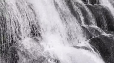 Yellowstone 'daki Gibbon Şelalesi' nin yakın görüntüsü. Nehirdeki karanlık kayadan aşağı çağlayan sular gibi..