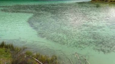Cliff Gölü 'nün kıyısında uçarak suyun sığ kesiminde dibe bakıyorum..