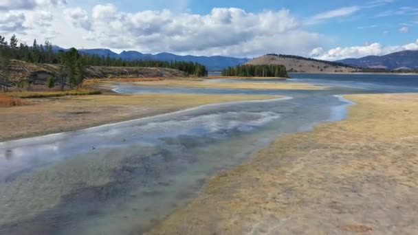 Vol Basse Altitude Dessus Une Rivière Jetant Dans Lac Hebgen — Video