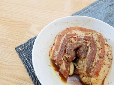 Yemek hazırlama. Domuz yağı ahşap masa üzerinde Marine.