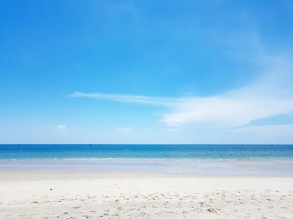 柔らかい砂のビーチ フロントでの休暇日 — ストック写真