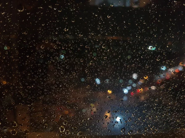 Gece Penceresinde Üzerinde Yağmur Damlası — Stok fotoğraf
