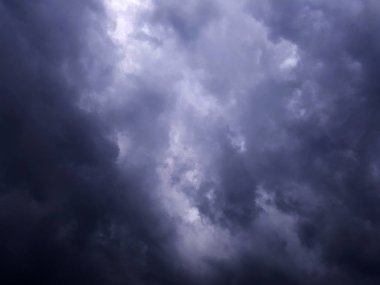 Korkunç kara bulut gök gürültüsü fırtına geliyor