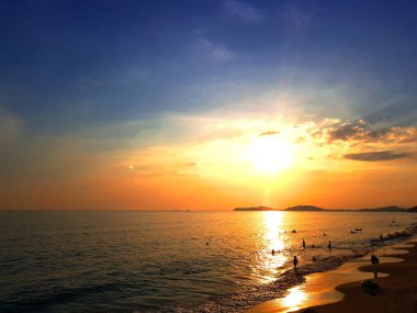 Sahilde gün batımı