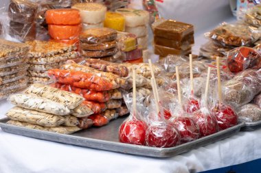 Tipik Meksika tatlısı, nugget, kakulat ve Şili elması..