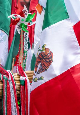 Üstünde yel değirmeni olan bayraklar. Bayraklar kırmızı, beyaz ve yeşil