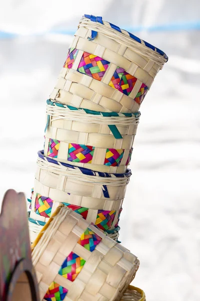 Üzerinde renkli tasarımlar olan sepetler yığını. Sepetler üst üste dizilmiş.