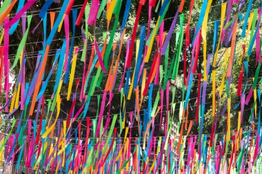 Tavandan renkli bir kağıt akışı sarkıyor. Renkler parlak ve canlı, neşeli ve neşeli bir atmosfer yaratıyor. Meksika 'da Bağımsızlık Günü' nü kutlamak için bir madalya, Zocalo.