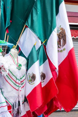 Duvarda Meksika bayrakları asılı. Bayraklar kırmızı, beyaz ve yeşildir. Queretaro şehrinin tarihi merkezi, Meksika 'nın Bağımsızlık Günü' nü, sömürge mimarisini, sokaklarını ve cephelerini kutlamak için dekorasyon ve gelenekler